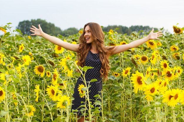 Hermosa chica con girasoles