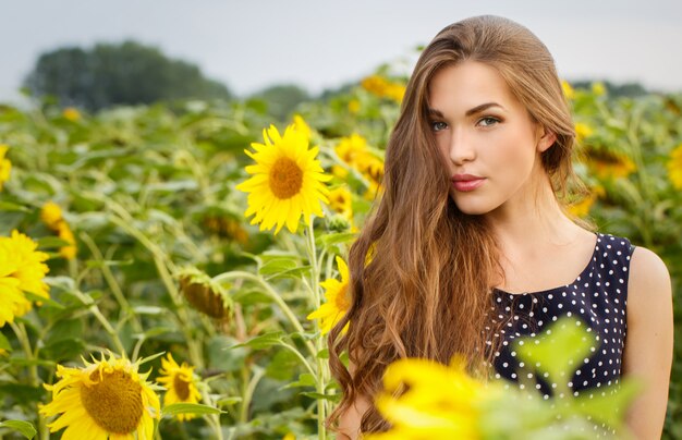 Hermosa chica con girasoles