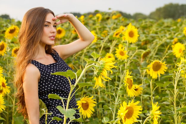 Hermosa chica con girasoles