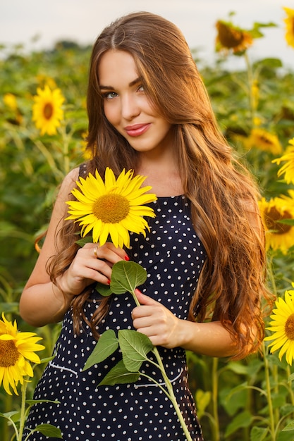 Hermosa chica con girasoles