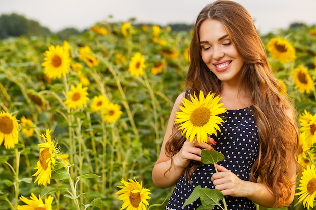 Hermosa chica con girasoles