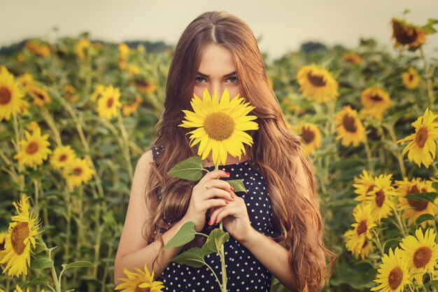 Hermosa chica con girasoles