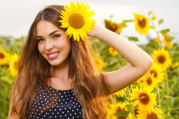 Hermosa chica con girasoles