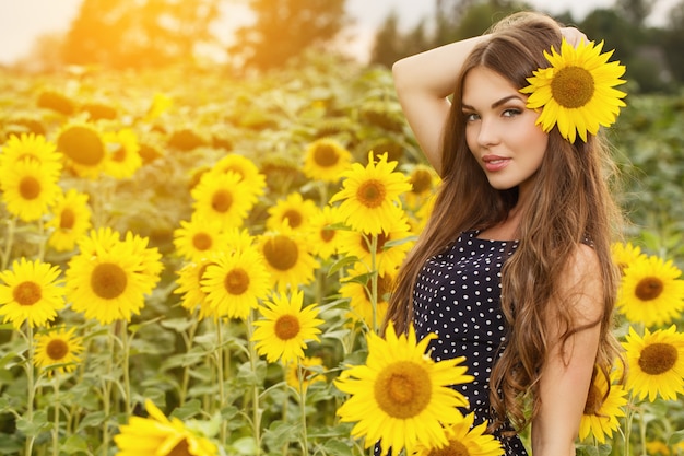 Hermosa chica con girasoles