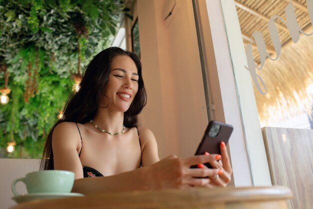 Hermosa chica hablando por teléfono