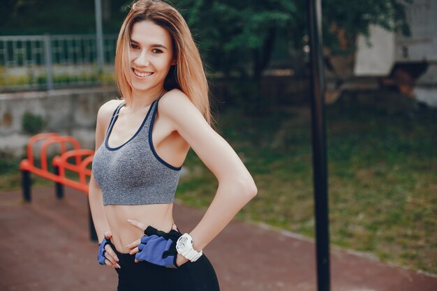 Hermosa chica haciendo deporte