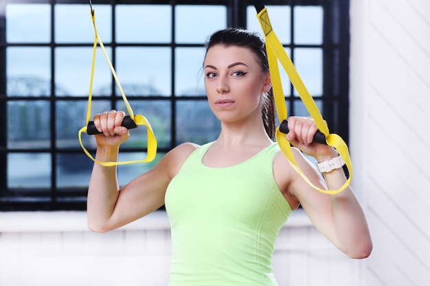 Hermosa chica haciendo ejercicio