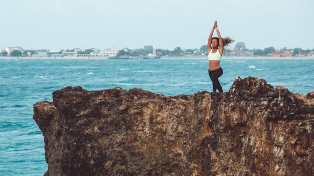 hermosa chica haciendo yoga