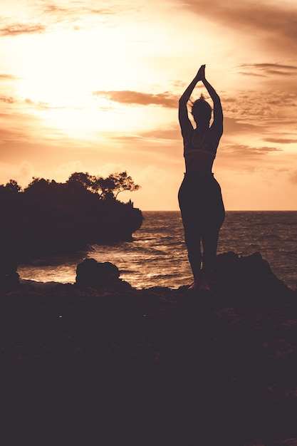 Foto gratuita hermosa chica haciendo yoga