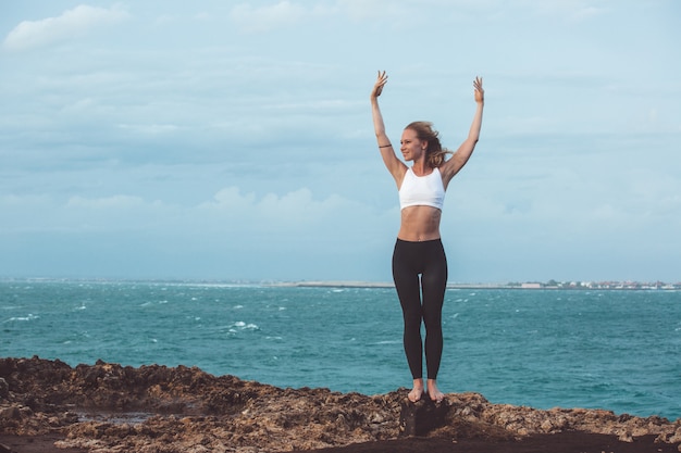 hermosa chica haciendo yoga