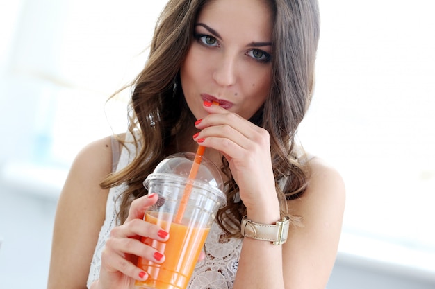 Foto gratuita hermosa chica con jugo de naranja