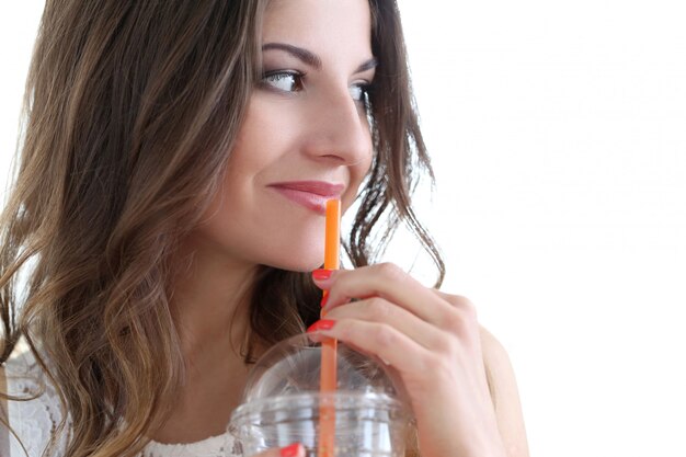 Hermosa chica con jugo de naranja