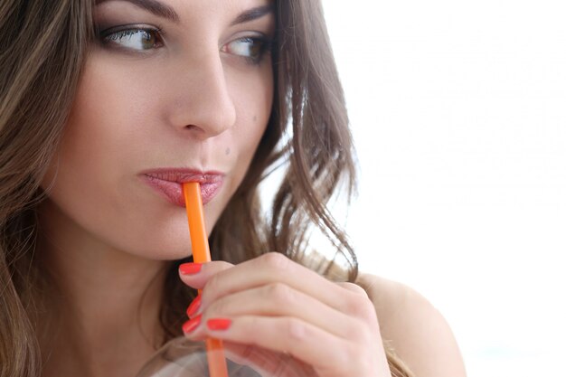 Hermosa chica con jugo de naranja