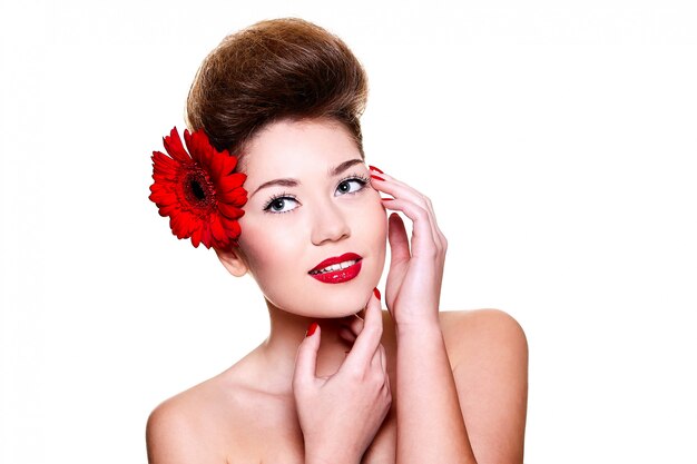 Hermosa chica con labios rojos florece en su cabello