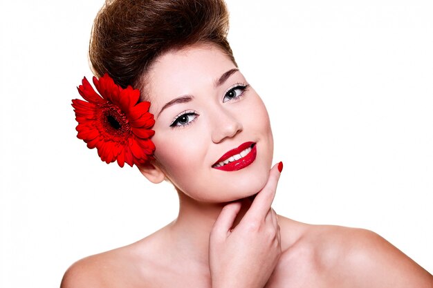 Hermosa chica con labios rojos florece en su cabello