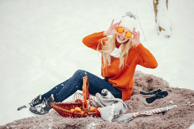 Hermosa chica en un lindo suéter naranja