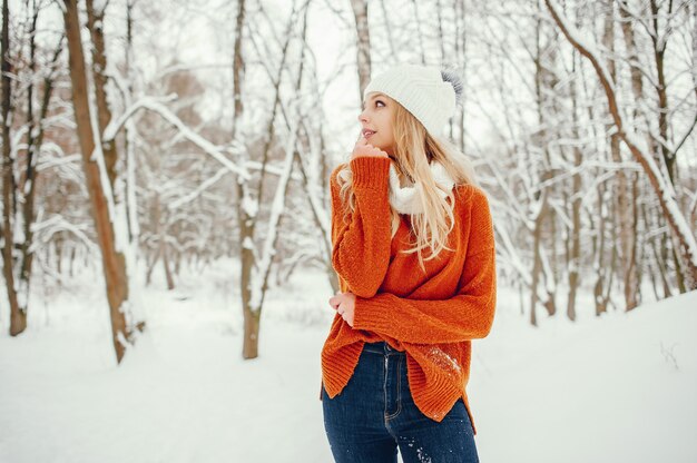 Hermosa chica en un lindo suéter naranja