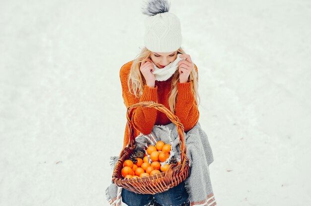 Hermosa chica en un lindo suéter naranja