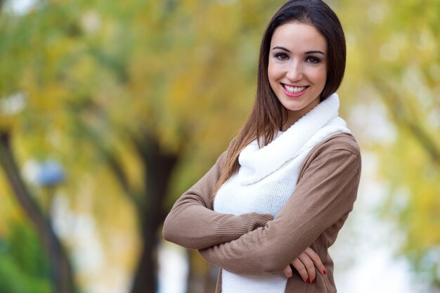 Hermosa chica mirando la cámara en otoño.