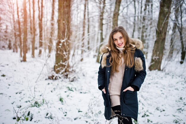 Hermosa chica morena en ropa de abrigo de invierno Modelo en chaqueta de invierno