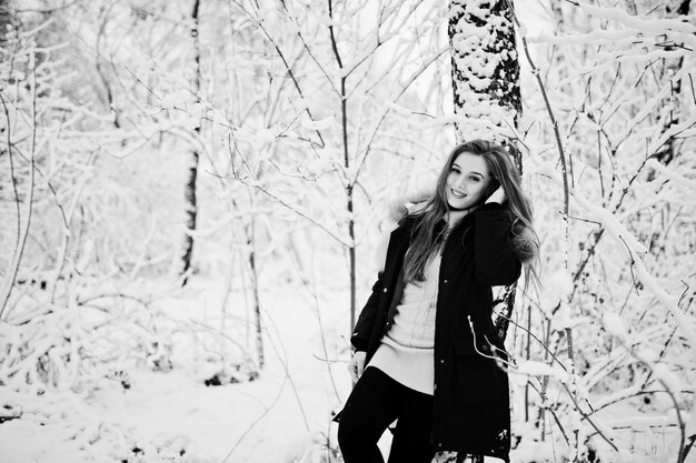 Hermosa chica morena en ropa de abrigo de invierno Modelo en chaqueta de invierno