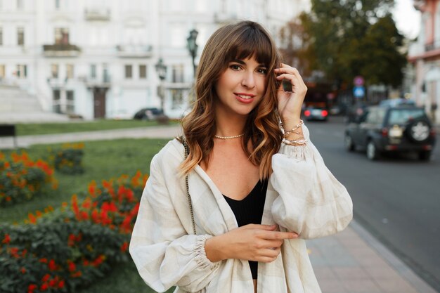 Hermosa chica morena sexy en ropa casual con figura perfecta caminando por el centro de la ciudad. Estilo elegante.