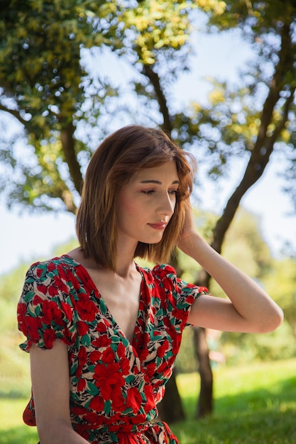 Hermosa chica en la naturaleza tirada en la hierba y relajándose