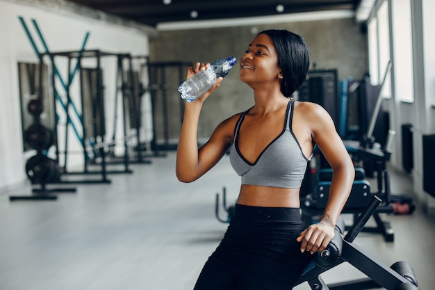 Una hermosa chica negra se dedica a un gimnasio