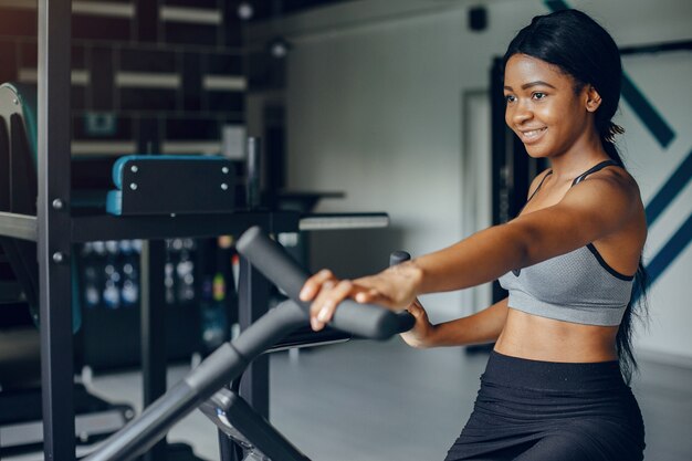 Una hermosa chica negra se dedica a un gimnasio