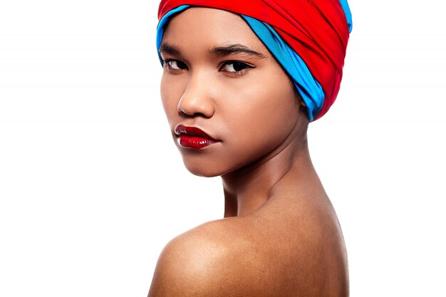 hermosa chica negra con labios rojos y tela en la cabeza