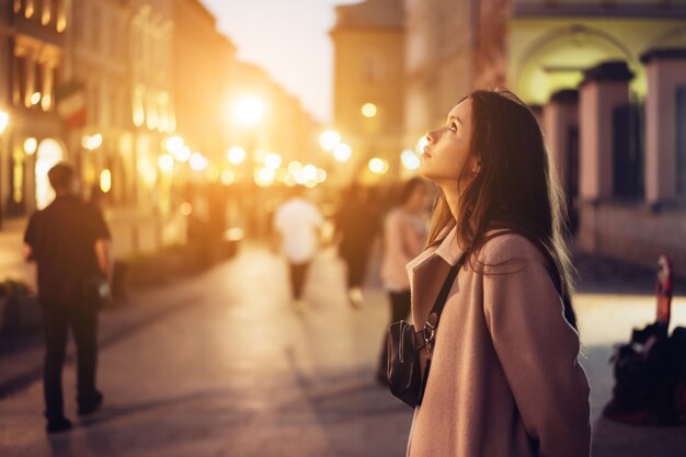 Hermosa chica en la noche en la calle