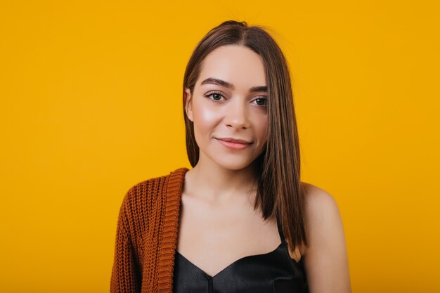 Hermosa chica de ojos oscuros de pie. encantadora dama caucásica con cabello castaño.