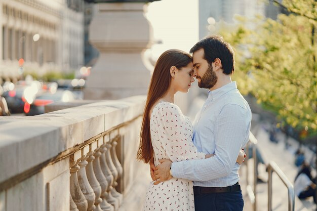 hermosa chica de pelo largo en verano vestido con su guapo marido