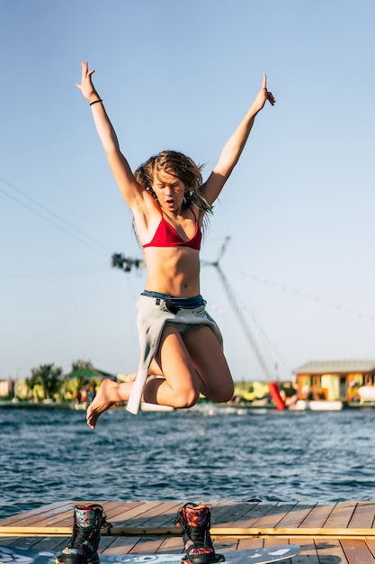 Foto gratuita hermosa chica con el pelo largo con un wakeboard