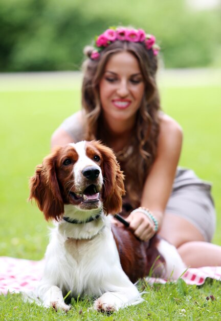 Hermosa chica con un perro