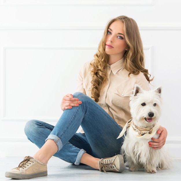 Hermosa chica con perro