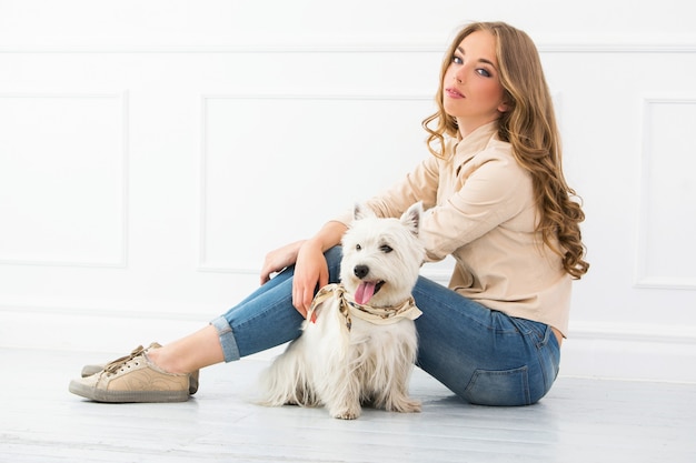 Hermosa chica con perro