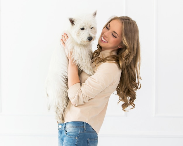 Hermosa chica con perro