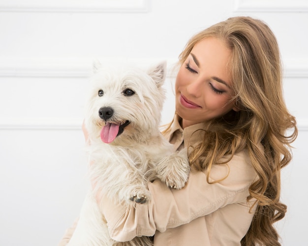 Hermosa chica con perro