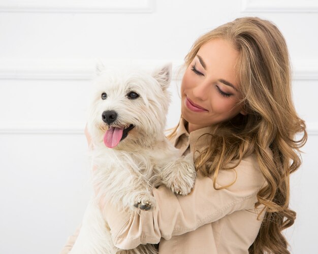 Hermosa chica con perro