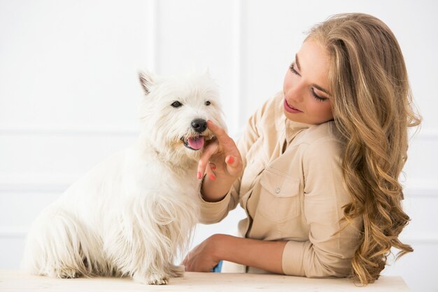 Hermosa chica con perro