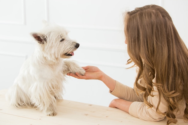 Hermosa chica con perro