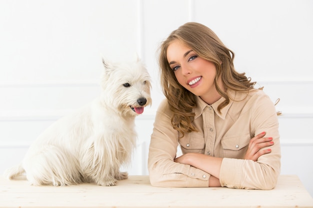 Hermosa chica con perro