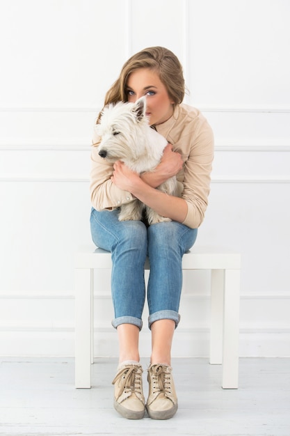 Hermosa chica con perro