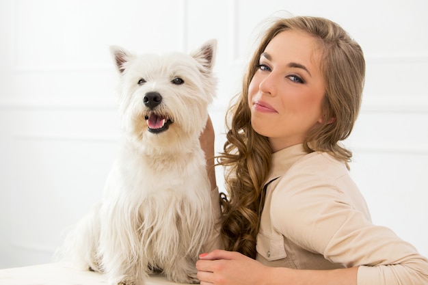 Hermosa chica con perro