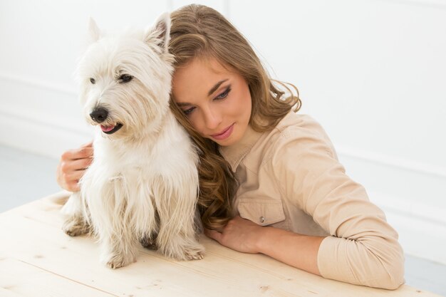 Hermosa chica con perro