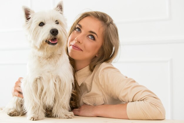 Hermosa chica con perro