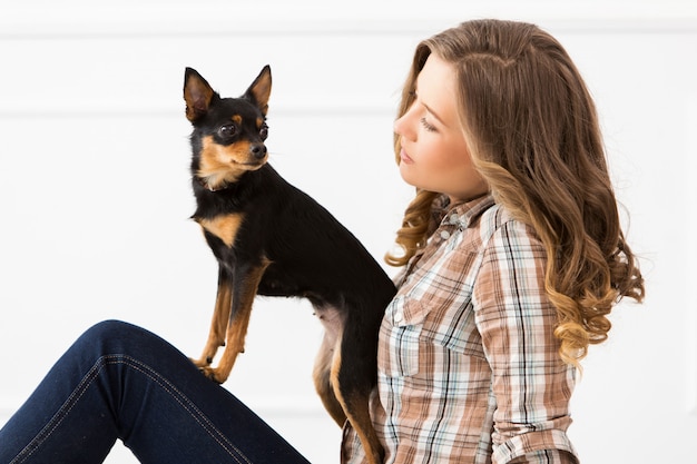 Hermosa chica con perro