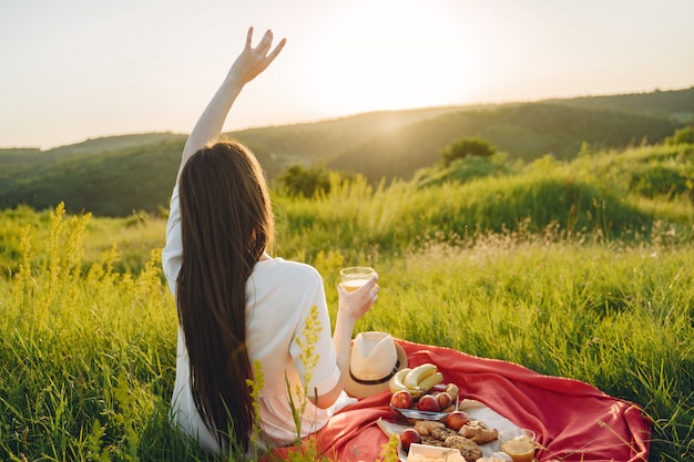 Foto gratuita hermosa chica en un picnic en el campo asummer