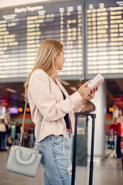 Hermosa chica de pie en el aeropuerto